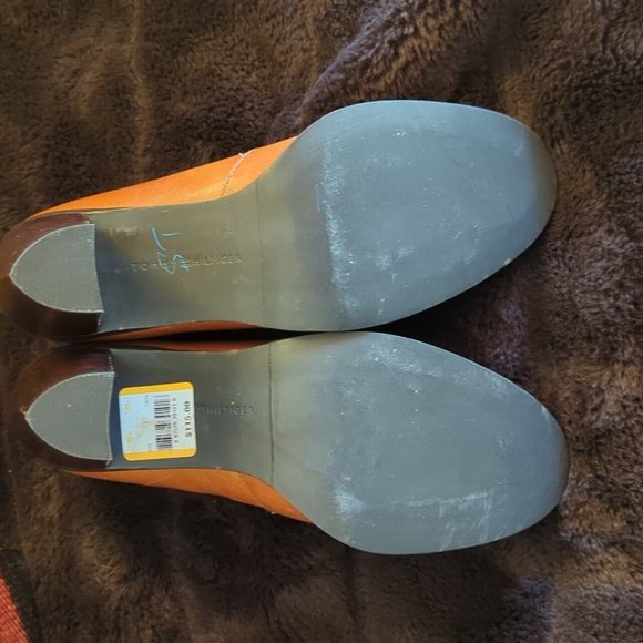 Tommy Hilfiger Size 6M Cognac 3 inch Block Heel Leather Booties - Picture 4 of 11